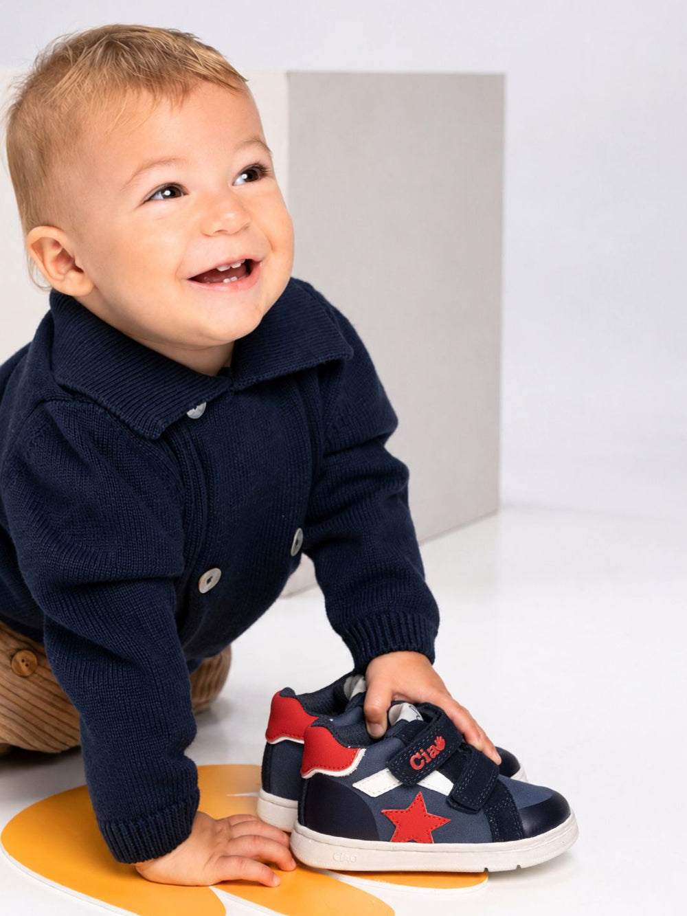 Bambino che saluta con la manina