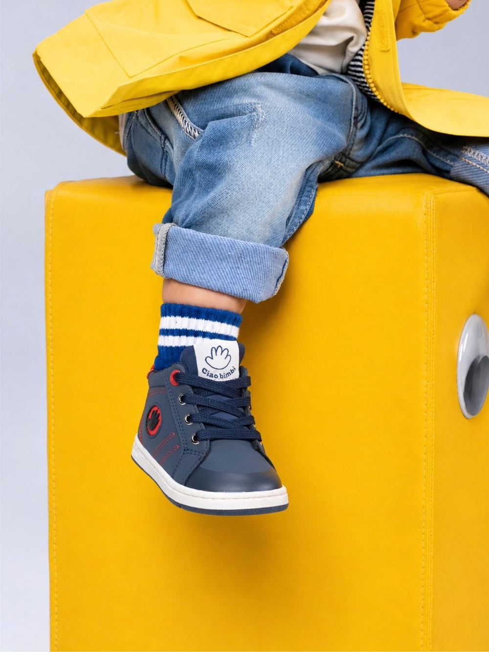 Bambino con le protezioni gioca con lo skateboard